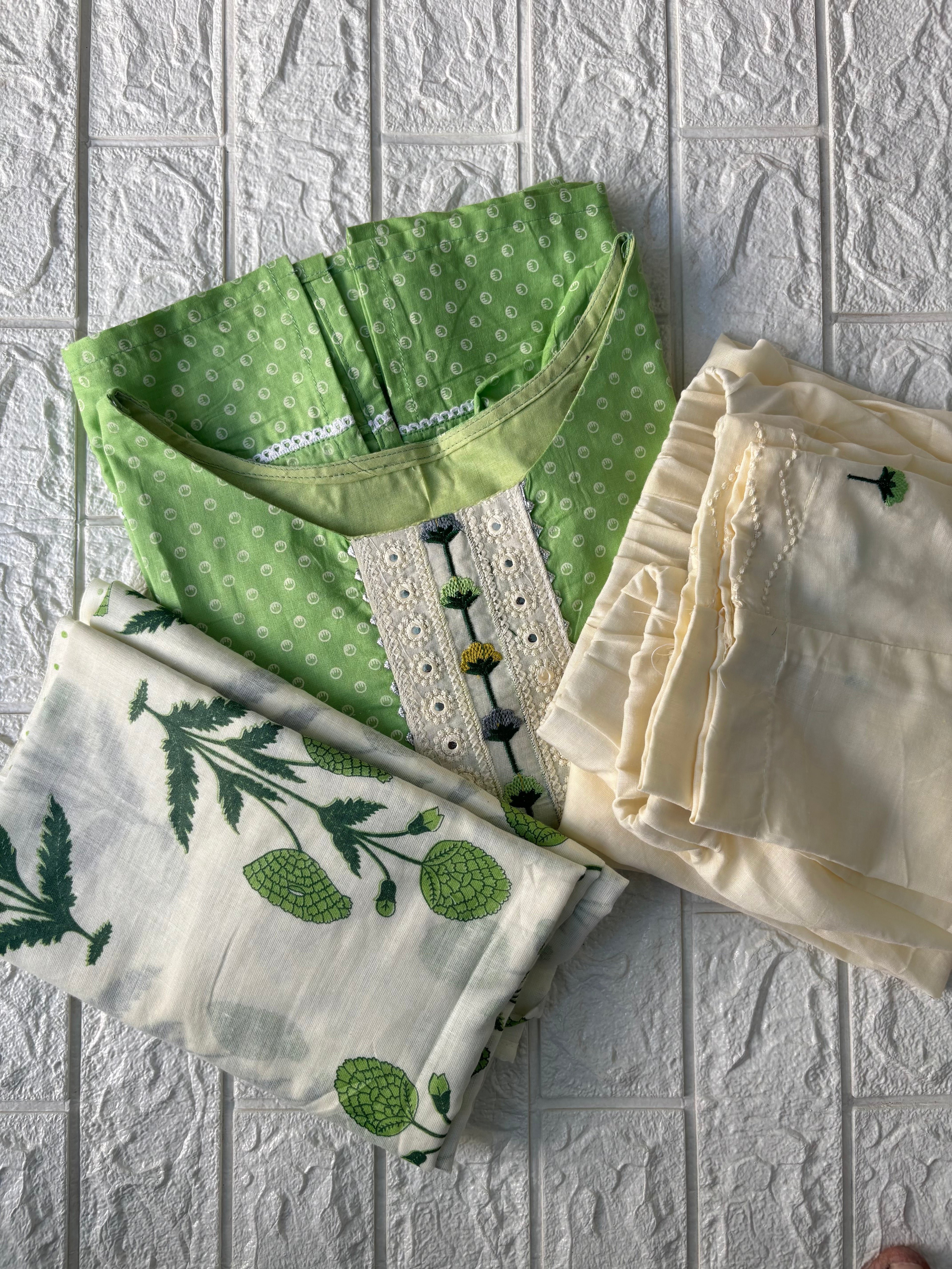 Pistah green suitset